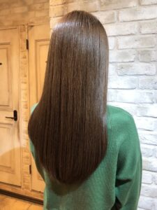 縮毛矯正と天然ストレートの違いとは？40〜50代女性が失敗しないための髪質改善