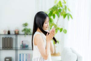 なぜ白髪染めは不自然に見える？40〜50代女性が自然な白髪染めを選ぶための考え方